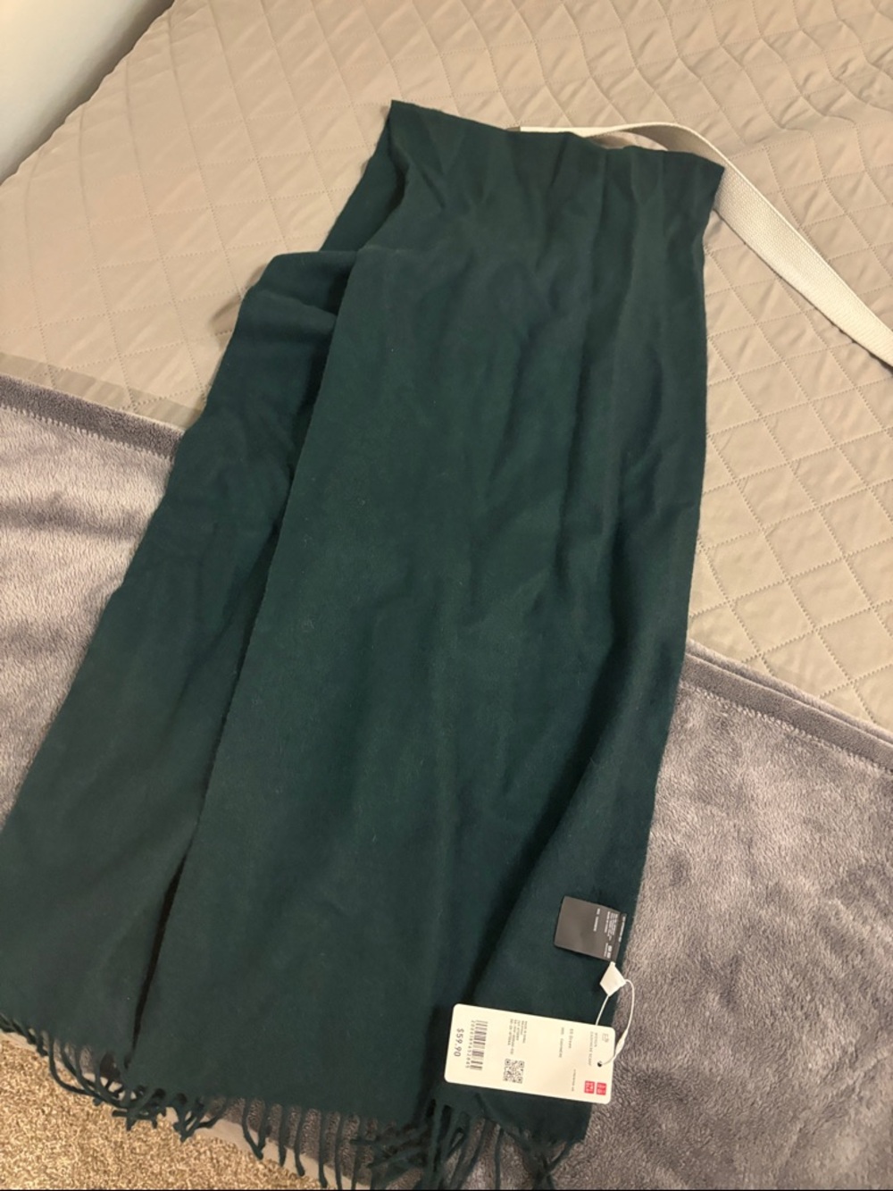 Uniqlo Green 100% Cashmere Scarf - Picture 3 of 6